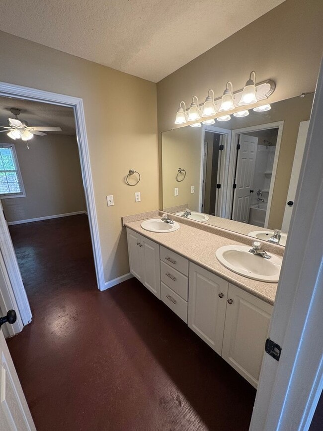 Building Photo - 2 Bed 1 Bath Duplex