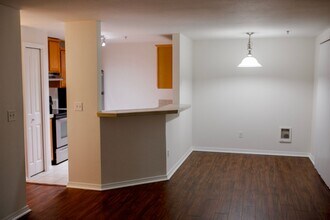 Building Photo - Two Bedroom Two Bathroom Everett Condominium