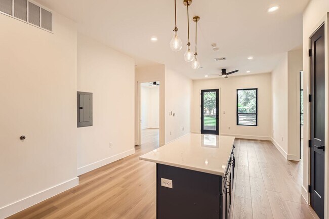 Building Photo - 10899 S Hausman, Unit 201