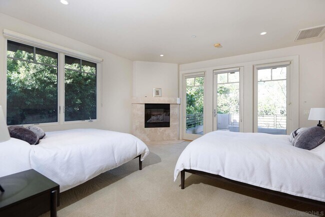 Building Photo - 6717 La Jolla Scenic S Dr