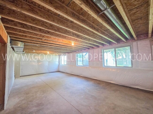 Building Photo - 885 Northview Dr