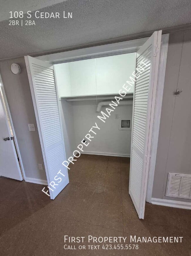 Building Photo - 108 S Cedar Ln