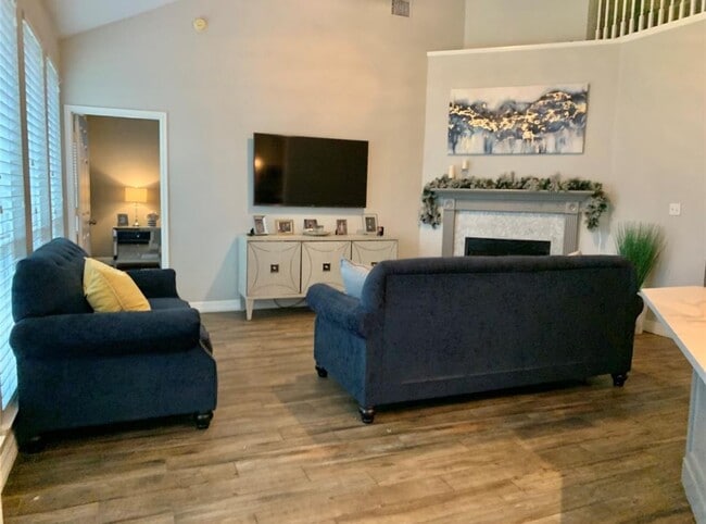 Building Photo - 10918 S Falls Terrace