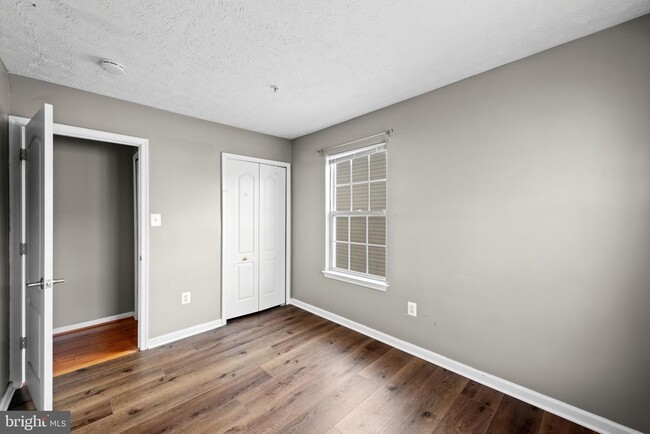 Building Photo - 8833 Hawthorne Ct