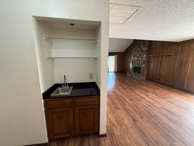 Building Photo - Vaulted Ceilings, Large Great Room! 3 bedr...