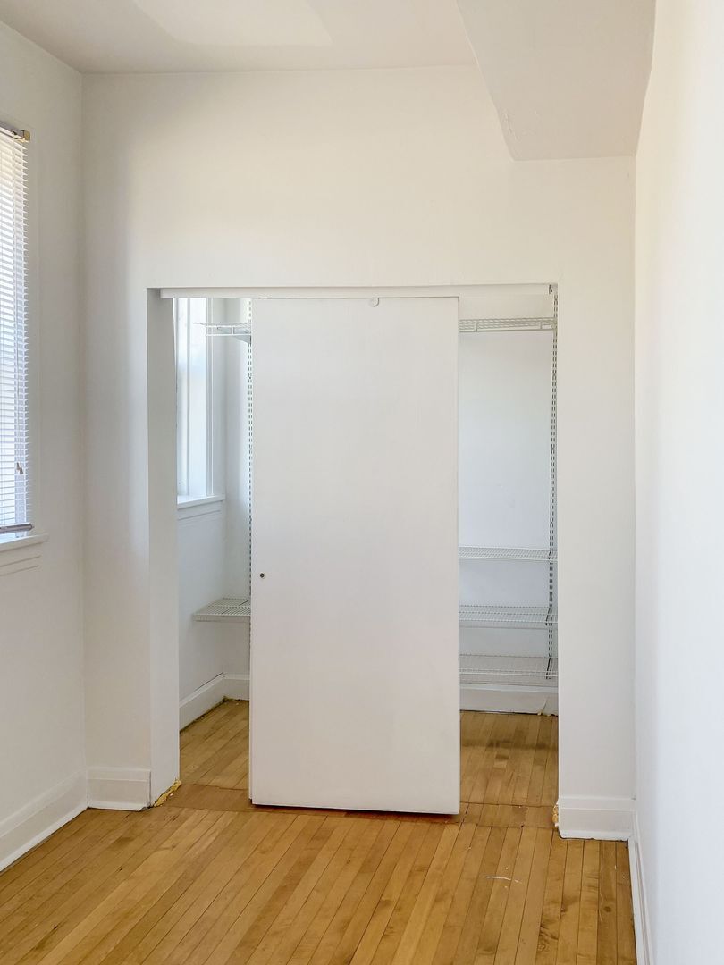 Building Photo - 2327 N Southport Ave