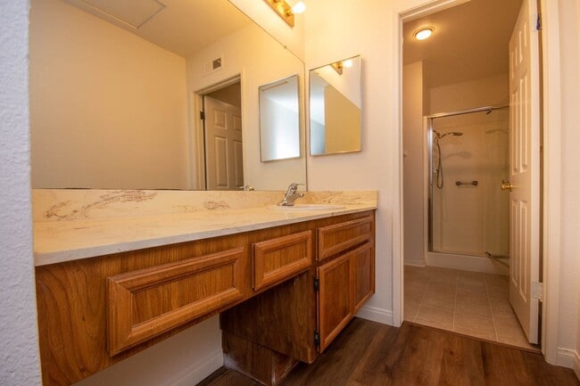 Building Photo - 3BR Townhome with Spacious Fenced Yard!