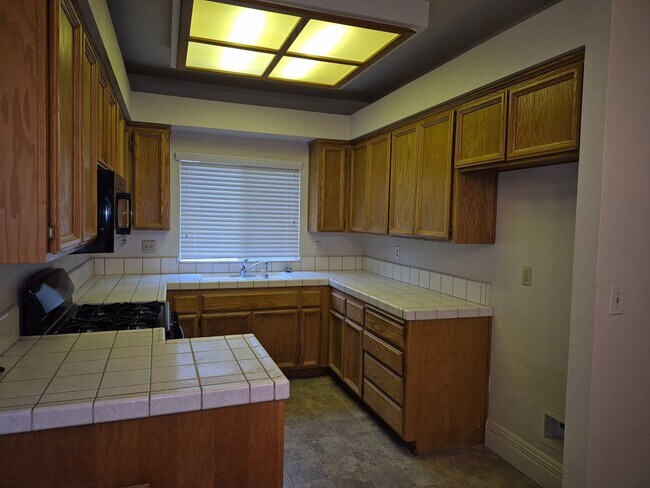 Building Photo - Adorable Spacious 3 Bdrm 3 Bath Home