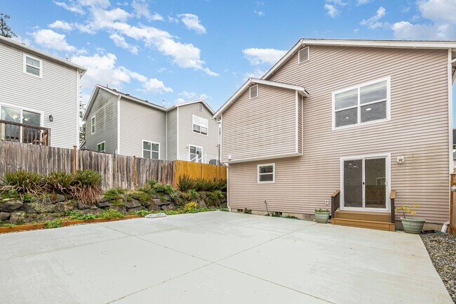 Building Photo - 4 bed 2.5 bath available now in Bothell