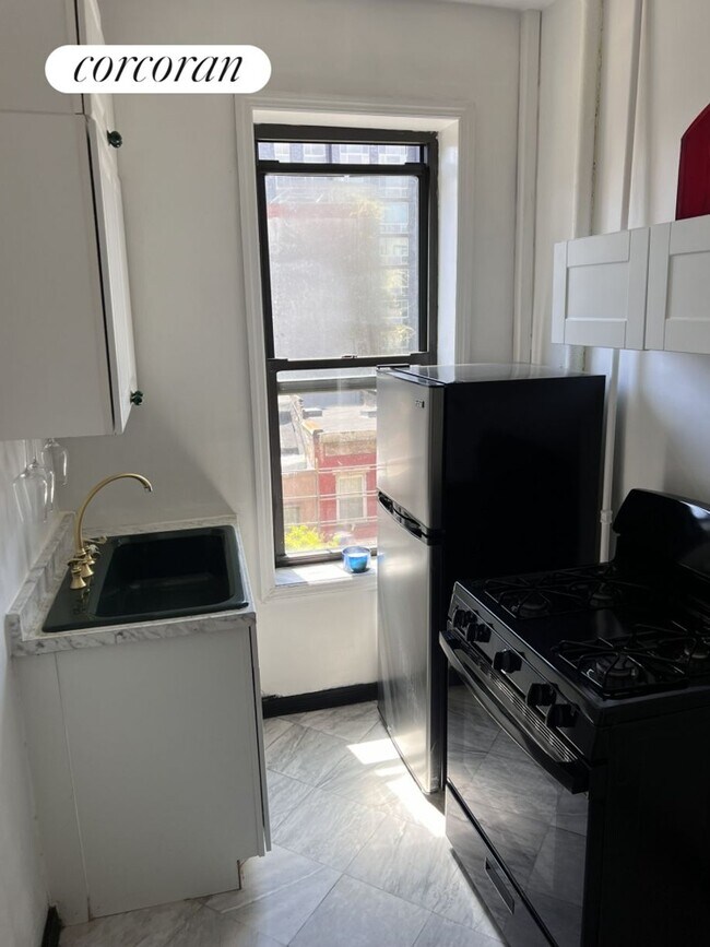 Building Photo - 327 E 3rd St