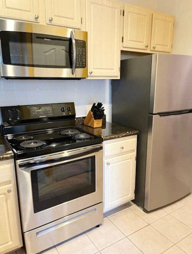 Building Photo - 2 Bedroom 2 Bath Condo For Rent in Kissimm...