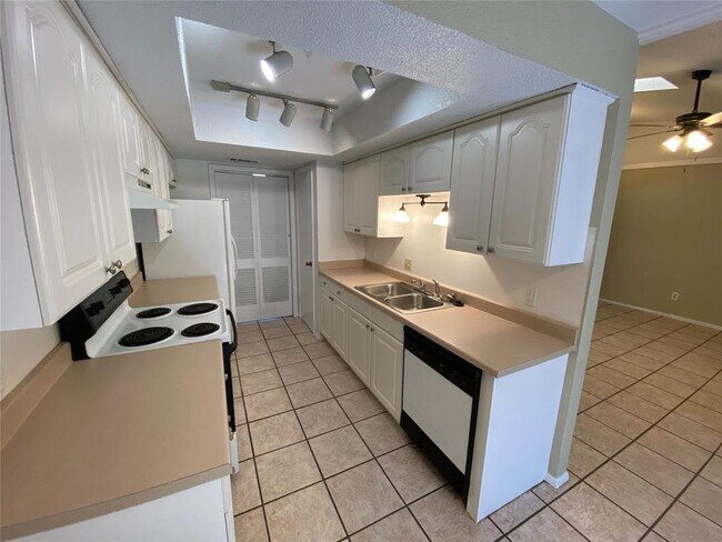 Building Photo - 13003 Algerita Terrace