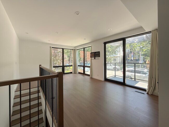 Building Photo - 3710 N Kenmore Ave