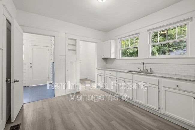 Building Photo - 1136 15th St SW