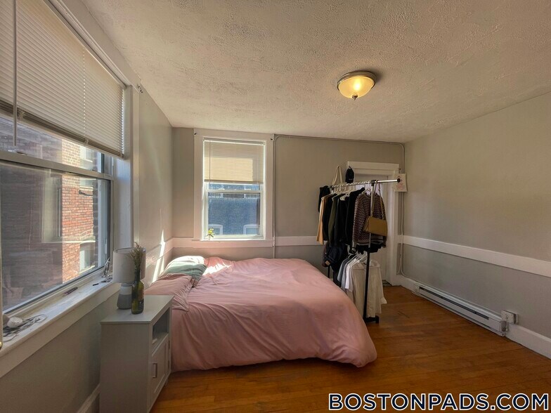 Building Photo - 161 Endicott St