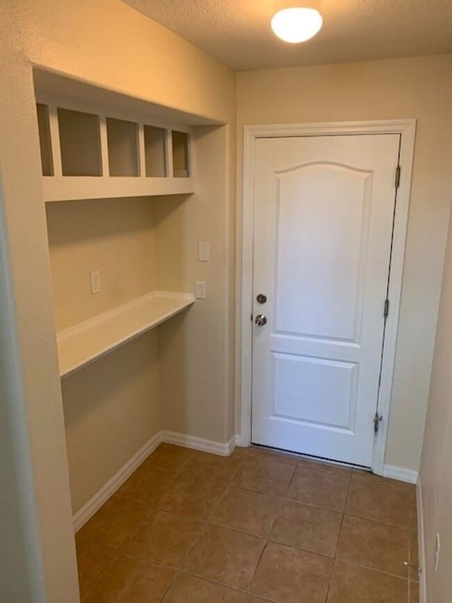 Building Photo - 3-story, 3/3.5, updated, townhome in the h...