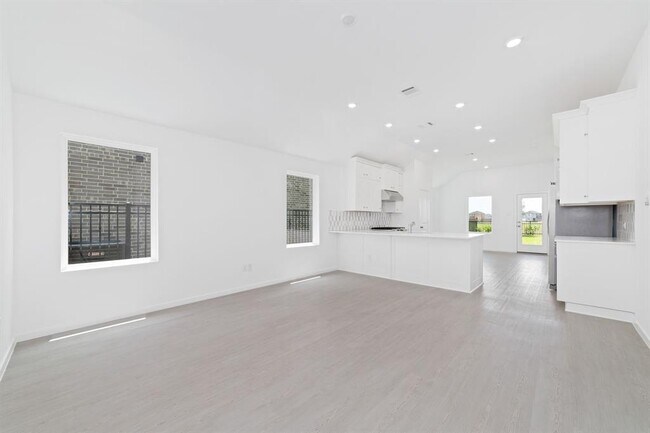 Building Photo - 27619 Village Cir Dr