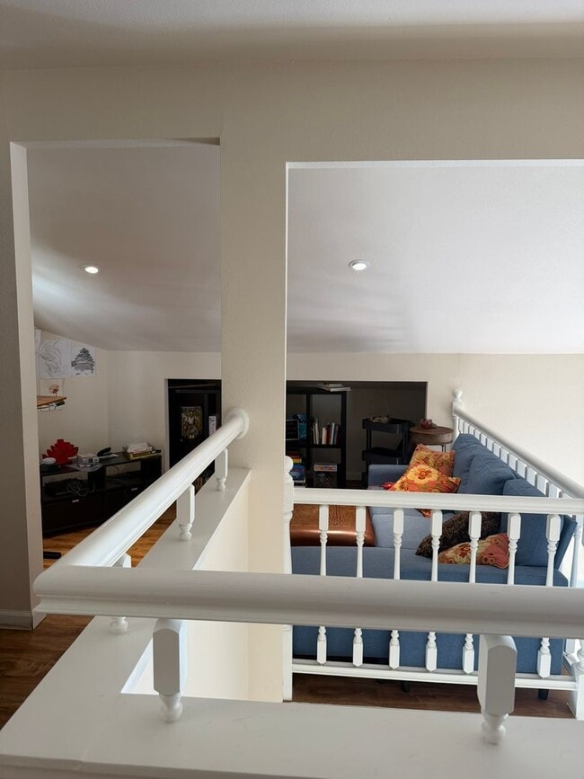 Building Photo - Beautiful 3 bed 3 bath townhome ready for move in!