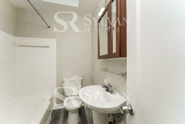 Building Photo - The living is easy in this 3 bedroom, 1.5 bathroom townhome