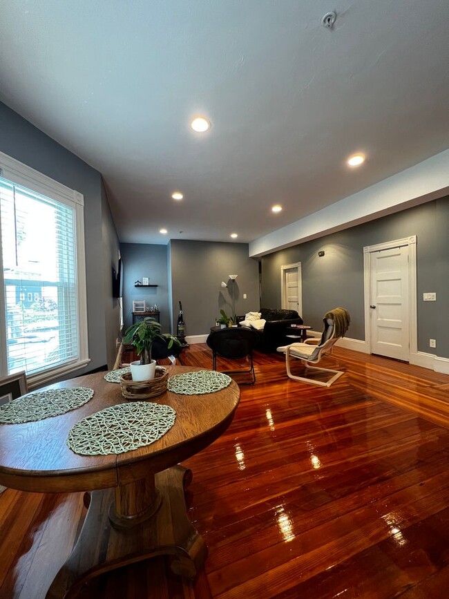 Building Photo - Beautiful, Completely Renovated Condo Qual...