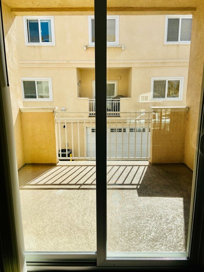 Building Photo - Beautilful Corner Unit Multi-Level Townhou...