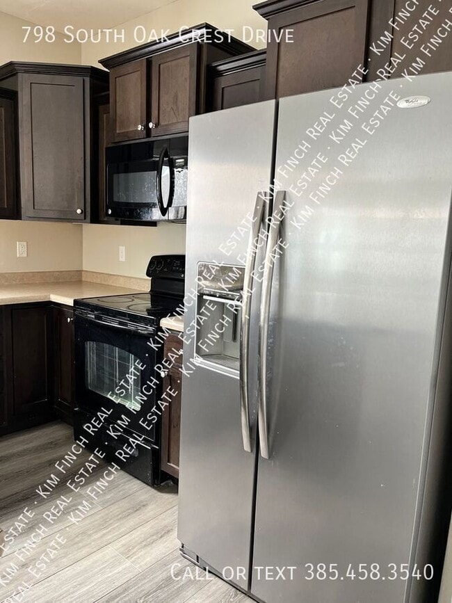 Building Photo - 798 S Oak Crest Dr