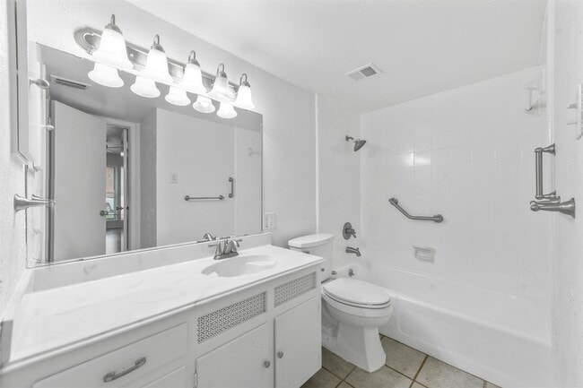 Building Photo - 4002 Ridglea Country Club Dr