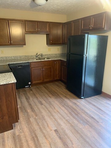 Building Photo - 751 Village Dr