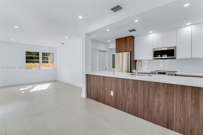 Building Photo - 524 NE 65th St