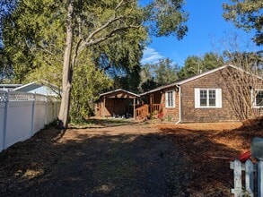 Building Photo - Stunning 1-bed, 1-bath Detached Cottage in...