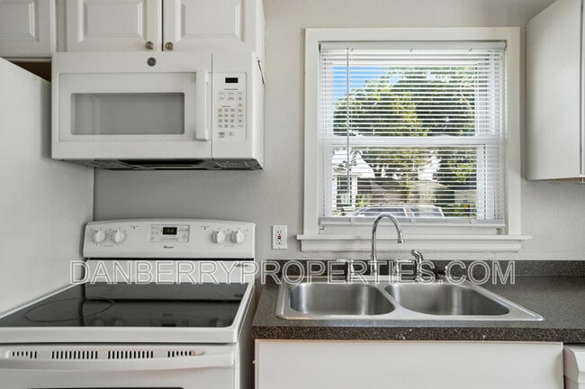 Building Photo - 1126 Searles Rd