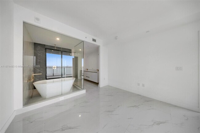 Building Photo - 700 NE 24th St