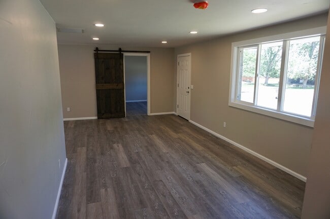 Living Room - 435 S Oak St