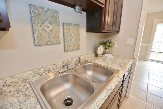Building Photo - MUST SEE! Charming 3-Bedroom Townhome in Thoroughgood! 1-Car Attached Garage!