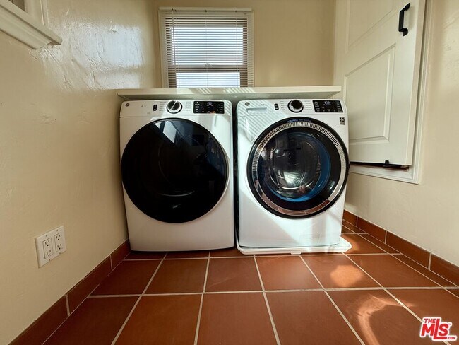 Building Photo - 1227 Ridgeley Dr