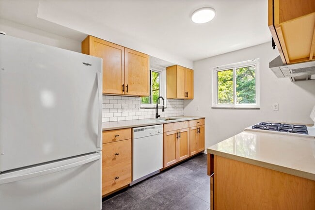 Building Photo - AVAILABLE AUGUST 1ST! STUNNING 3 BEDROOM IN BEECHVIEW!