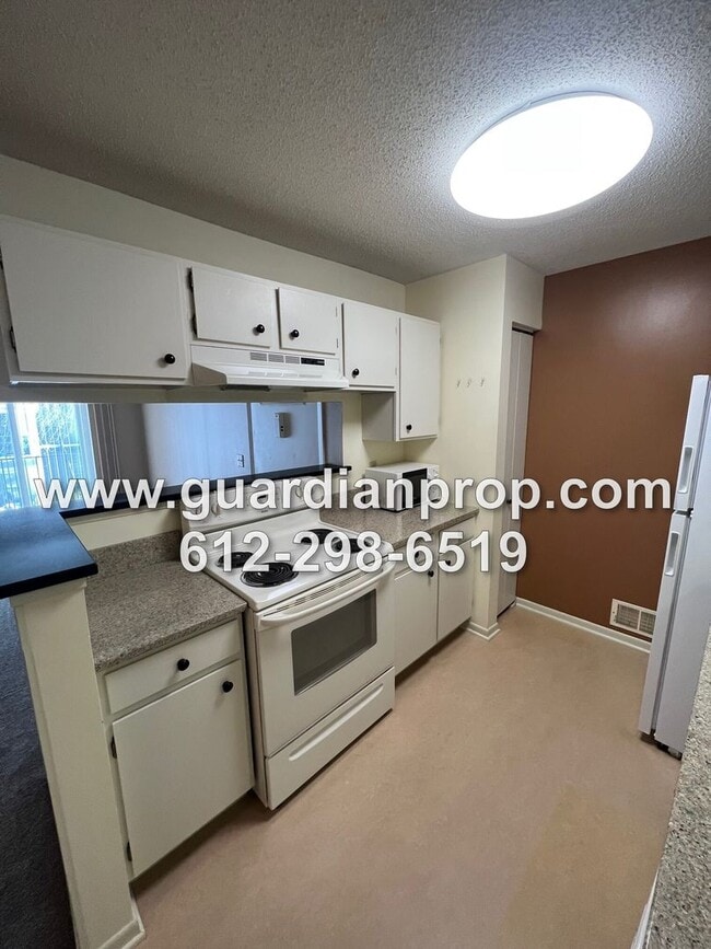 Building Photo - 2nd Floor Condo for September, Balcony, Fi...