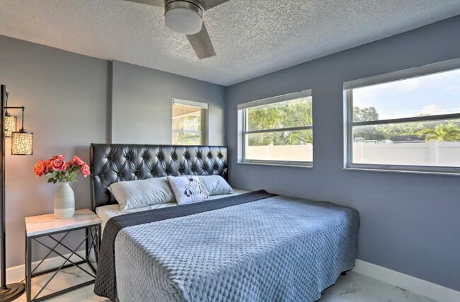 Building Photo - 2181 Poinciana Dr