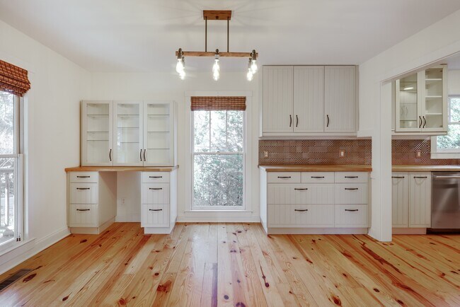 Building Photo - 145 Hendrix Ave