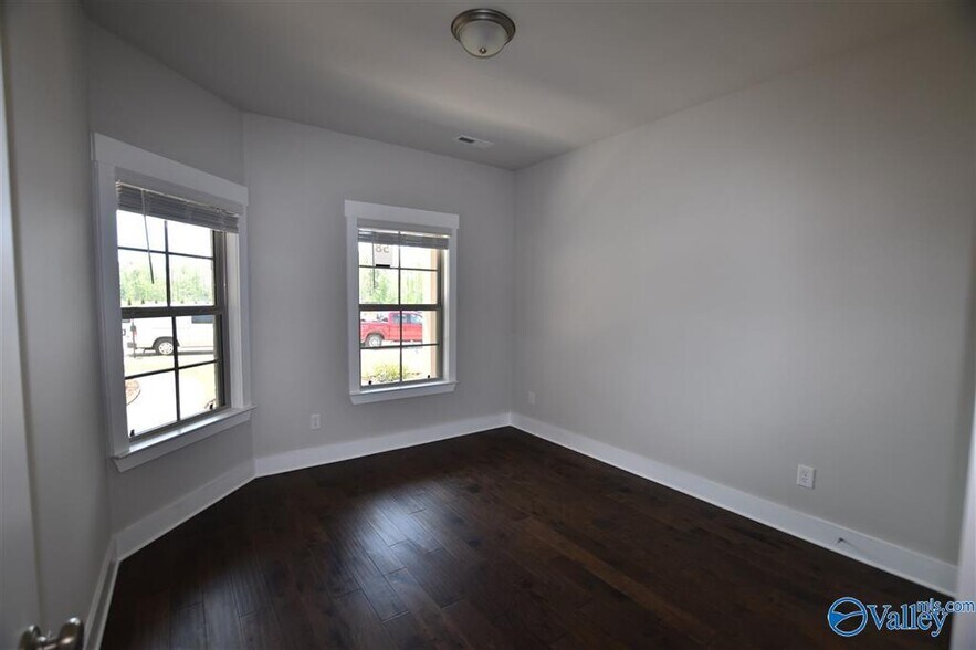 Building Photo - 702 Sluice Dr SW