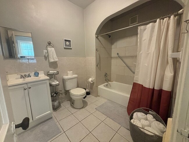 Building Photo - 312 S Valentine St