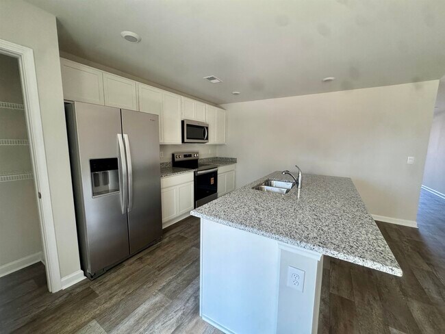 Building Photo - 390 Acosta Cir