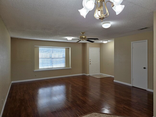 Building Photo - 3/2 Robinson Duplex