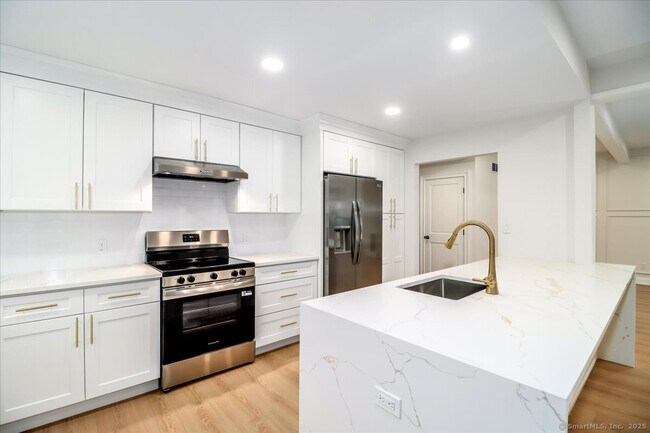 Building Photo - 929 Heritage Vlg