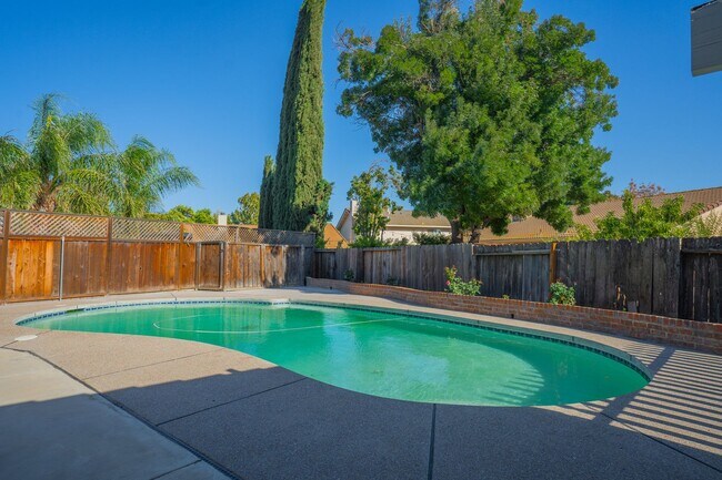 Building Photo - BEAUTIFUL 4 BEDROOM HOME WITH SWIMMING POOL!