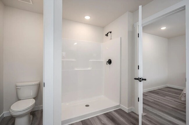 Building Photo - 2025 Built Townhome - Move-In Ready!