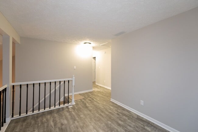 Building Photo - 3 bed 2.5 bath 2 story 2 car attached gara...