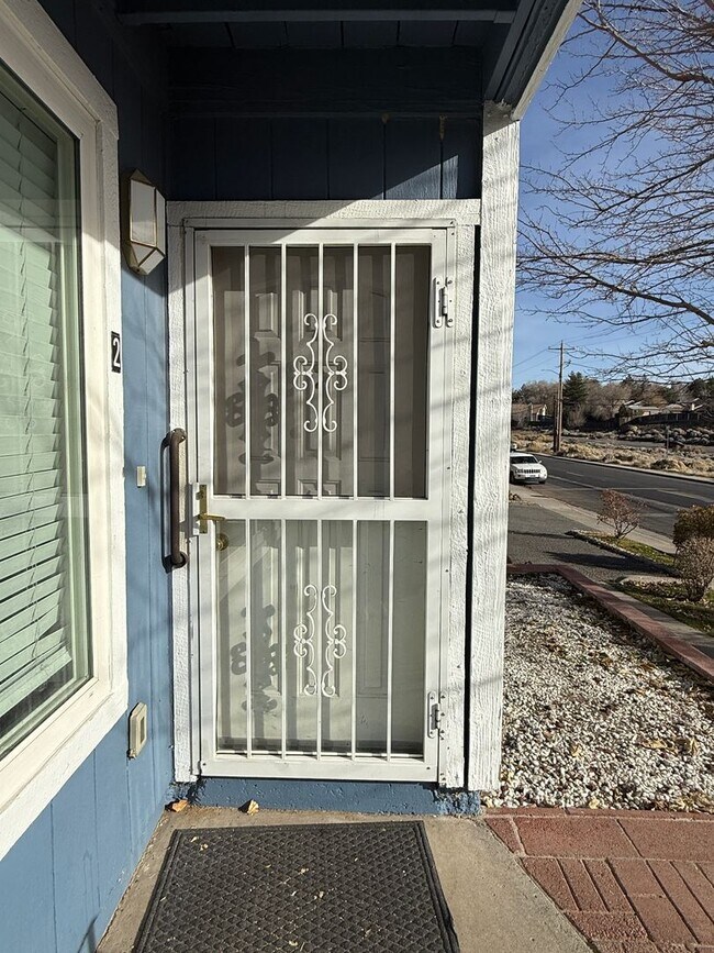 Building Photo - 2 bed 1 bath downstairs unit with great views of the city.