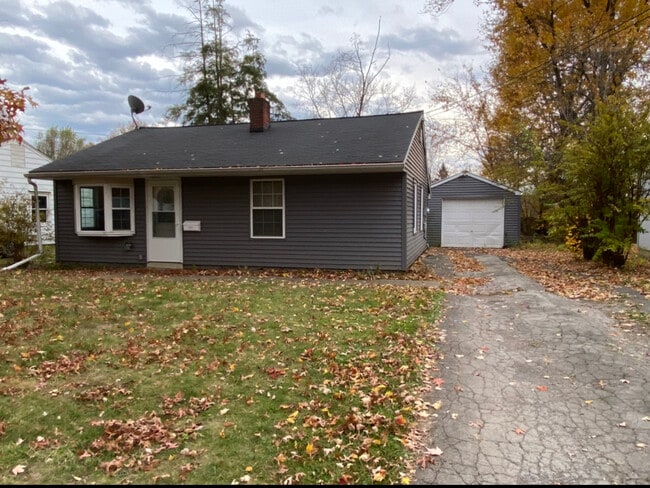 Primary Photo - 371 Erskine Ave