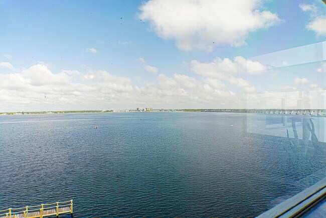 Building Photo - Stunning Fort Myers Condo with Water View!